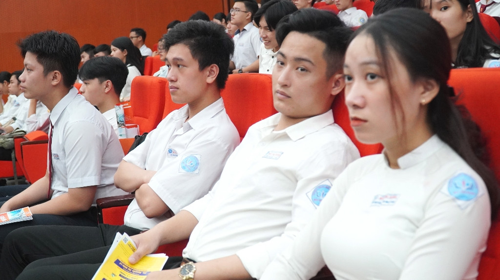 Huế: Chủ tịch tỉnh đối thoại với 500 học sinh về định hướng nghề nghiệp CNTT ảnh 10