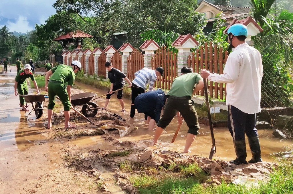 TT-Huế: Huy động tổng lực đoàn viên ra quân xử lý môi trường, giúp dân sau bão lũ ảnh 10