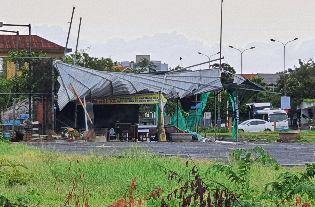 Cây đổ hàng loạt, mất điện, hàng nghìn nhà tốc mái do bão số 5 ảnh 11