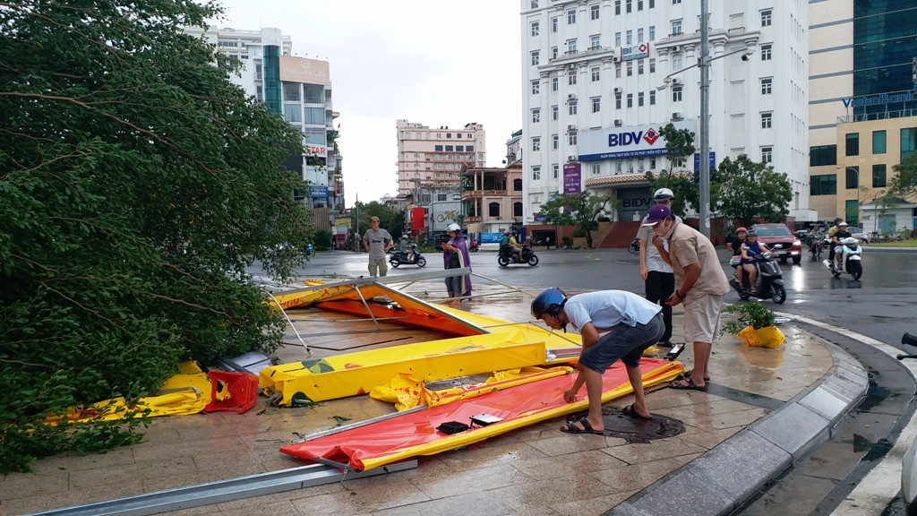 Cây đổ hàng loạt, mất điện, hàng nghìn nhà tốc mái do bão số 5 ảnh 16