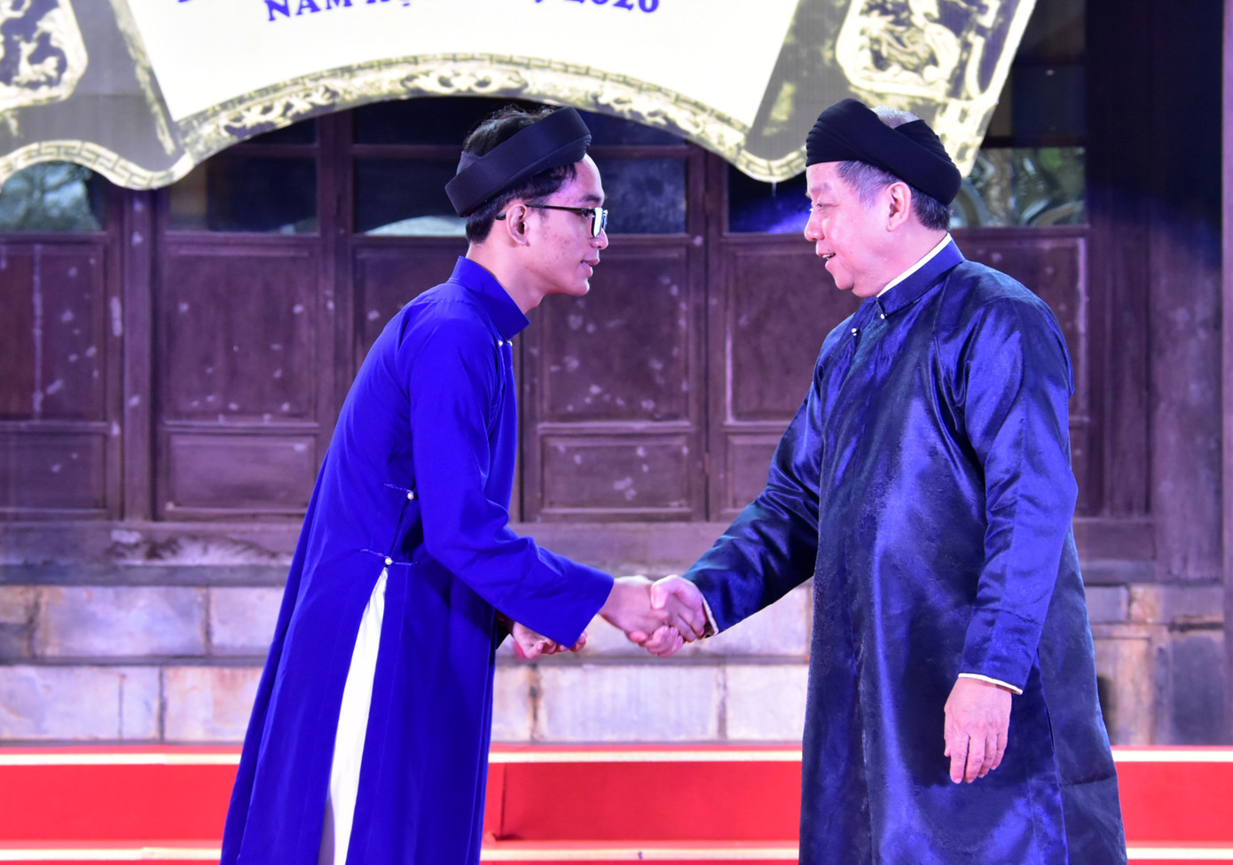 Chủ tịch tỉnh cùng giáo viên, học sinh vận 'quốc phục' tại lễ tuyên dương ảnh 10