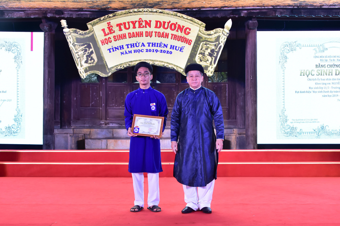 Chủ tịch tỉnh cùng giáo viên, học sinh vận 'quốc phục' tại lễ tuyên dương ảnh 11