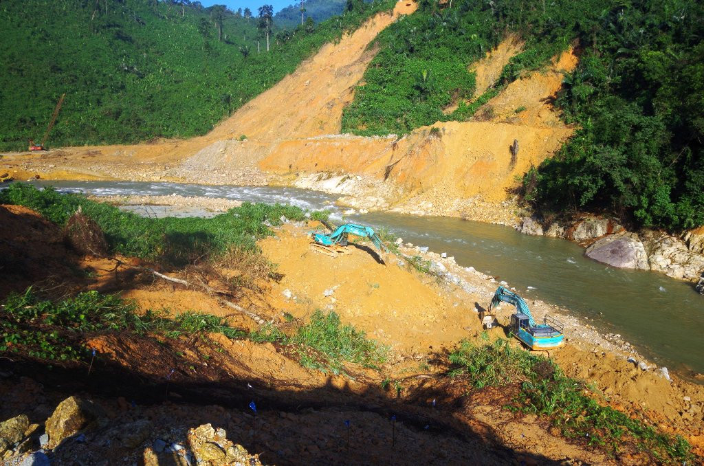 Mưa lớn bất ngờ cuốn trôi đập tạm ngăn nước tìm kiếm người mất tích tại Rào Trăng 3 ảnh 5