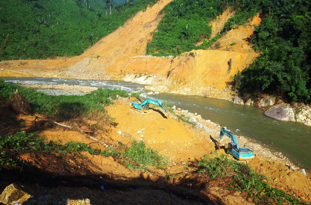 Mưa lớn bất ngờ cuốn trôi đập tạm ngăn nước tìm kiếm người mất tích tại Rào Trăng 3 ảnh 8