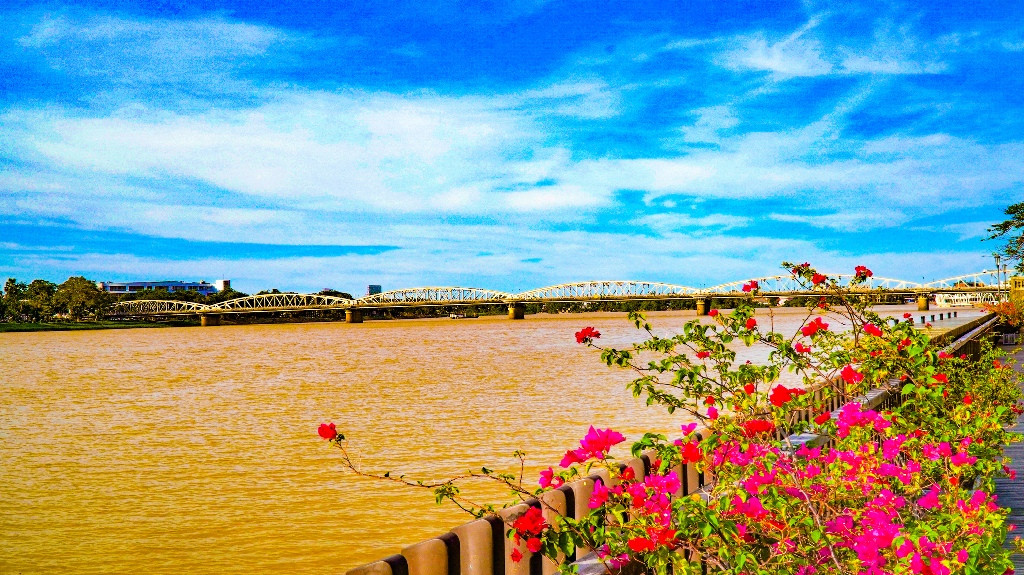 Sông Hương bất ngờ đổi màu khác thường nhiều ngày ảnh 11