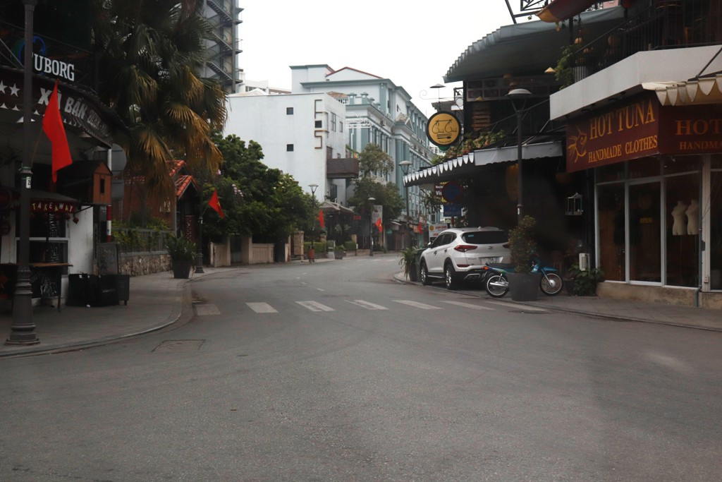 Cầu Trường Tiền hết kẹt xe, ga Huế vắng lặng ngay ngày đầu 'cách ly xã hội' ảnh 20