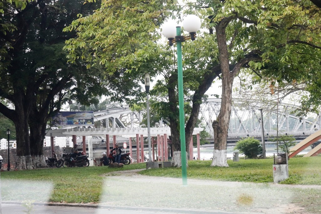 Cầu Trường Tiền hết kẹt xe, ga Huế vắng lặng ngay ngày đầu 'cách ly xã hội' ảnh 2