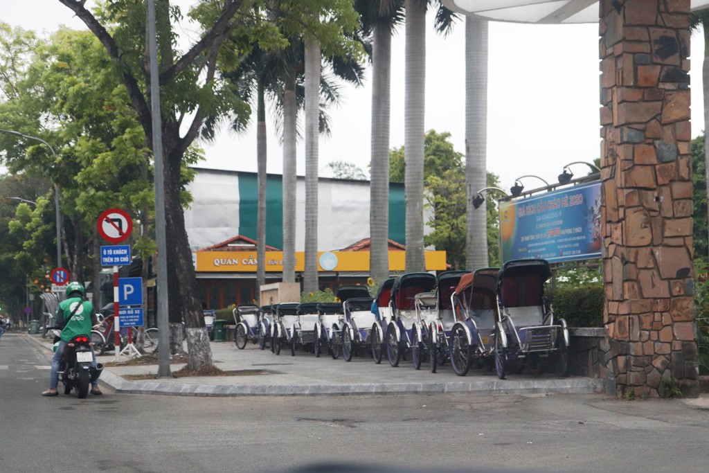 Cầu Trường Tiền hết kẹt xe, ga Huế vắng lặng ngay ngày đầu 'cách ly xã hội' ảnh 14