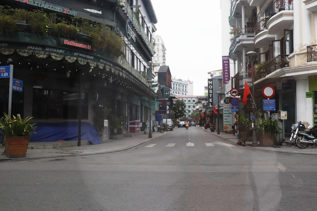 Cầu Trường Tiền hết kẹt xe, ga Huế vắng lặng ngay ngày đầu 'cách ly xã hội' ảnh 21