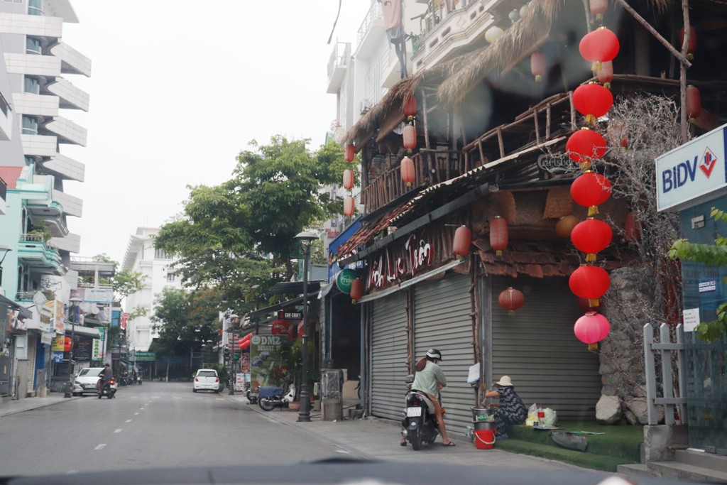 Cầu Trường Tiền hết kẹt xe, ga Huế vắng lặng ngay ngày đầu 'cách ly xã hội' ảnh 19