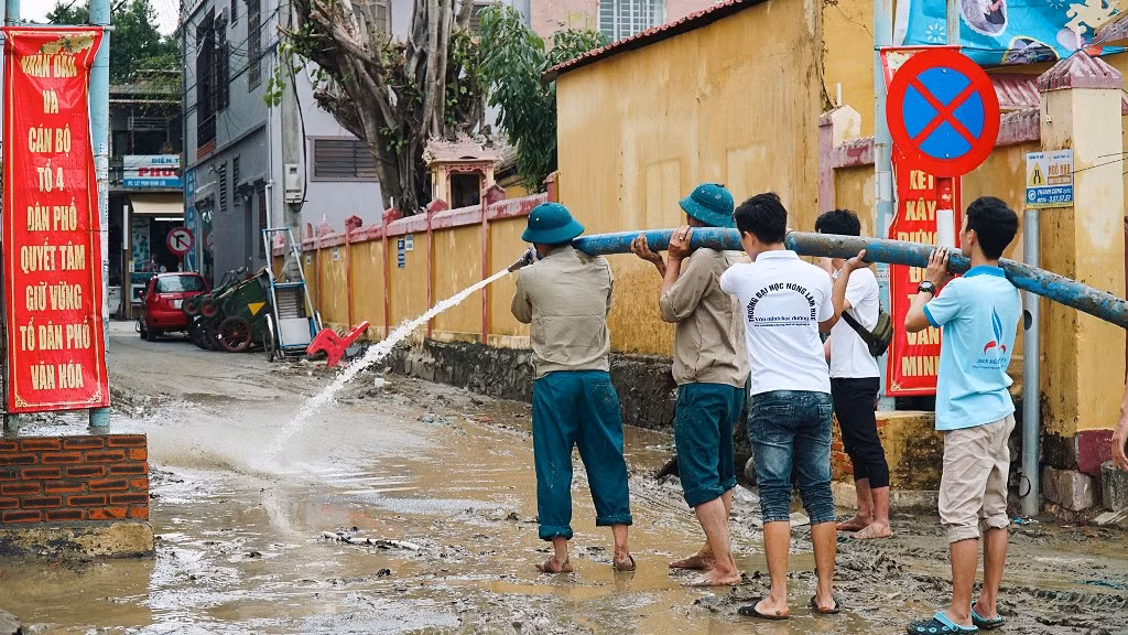 TT-Huế: Huy động tổng lực đoàn viên ra quân xử lý môi trường, giúp dân sau bão lũ ảnh 8