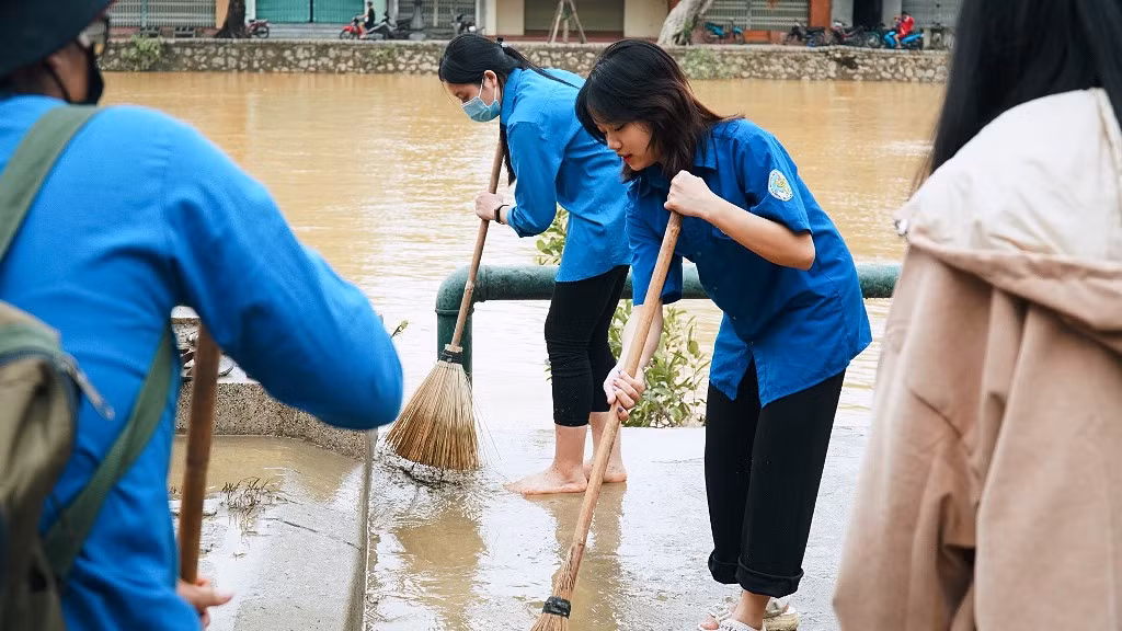TT-Huế: Huy động tổng lực đoàn viên ra quân xử lý môi trường, giúp dân sau bão lũ ảnh 7