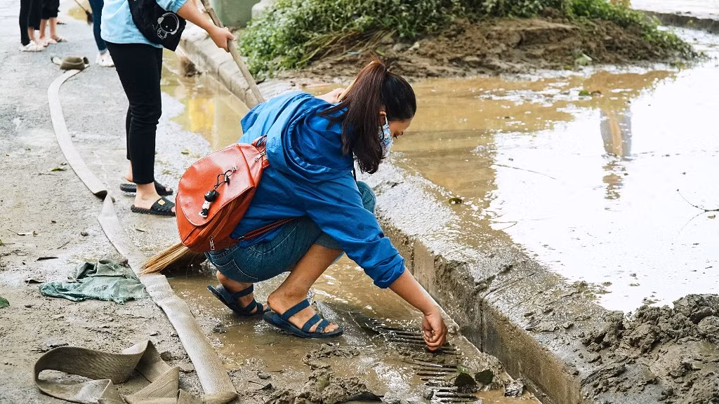TT-Huế: Huy động tổng lực đoàn viên ra quân xử lý môi trường, giúp dân sau bão lũ ảnh 5