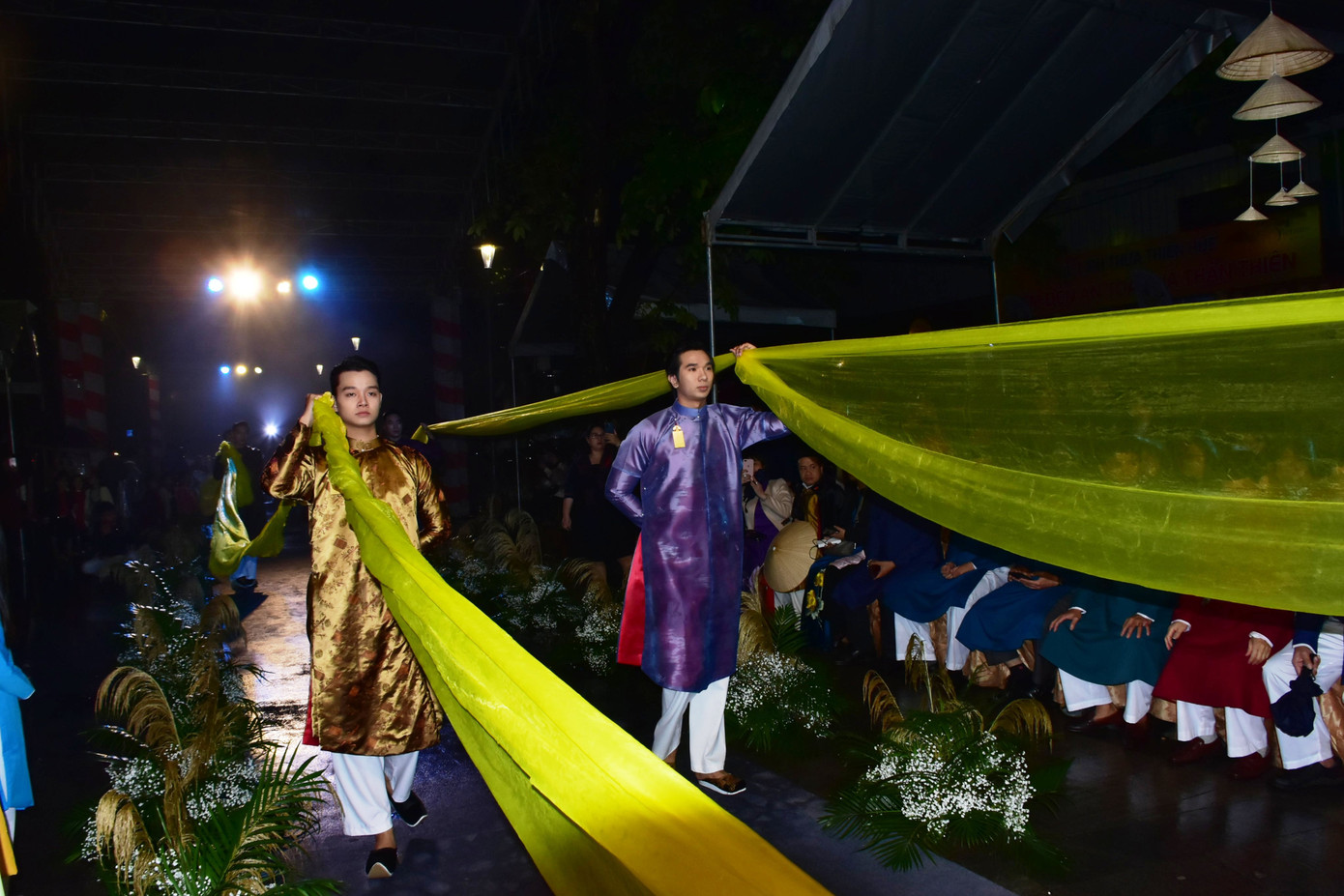 Mãn nhãn ‘đại tiệc’ áo dài lớn nhất từ trước tới nay bên dòng sông Hương thơ mộng ảnh 5