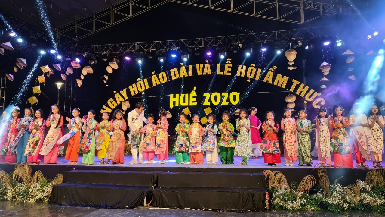 Mãn nhãn ‘đại tiệc’ áo dài lớn nhất từ trước tới nay bên dòng sông Hương thơ mộng ảnh 7