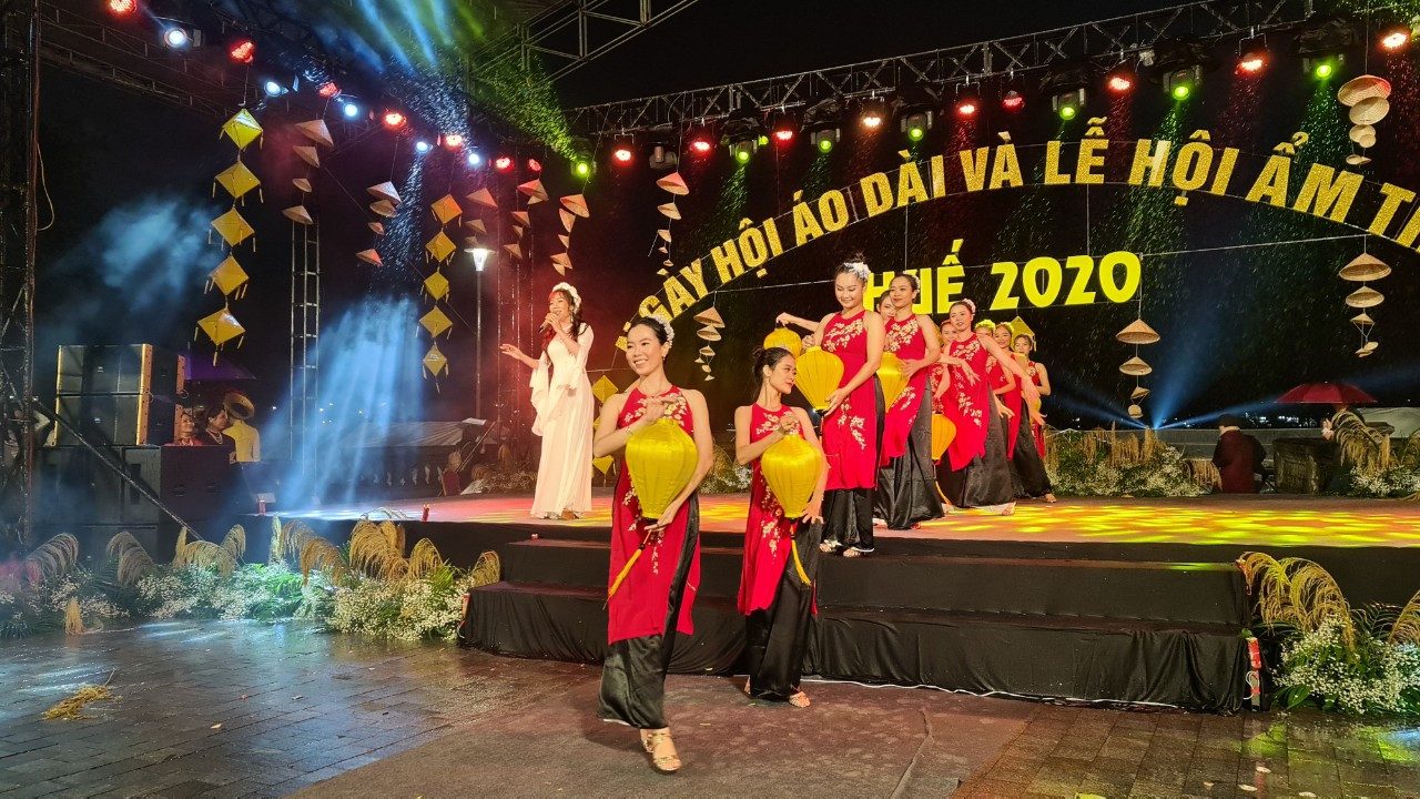 Mãn nhãn ‘đại tiệc’ áo dài lớn nhất từ trước tới nay bên dòng sông Hương thơ mộng ảnh 2