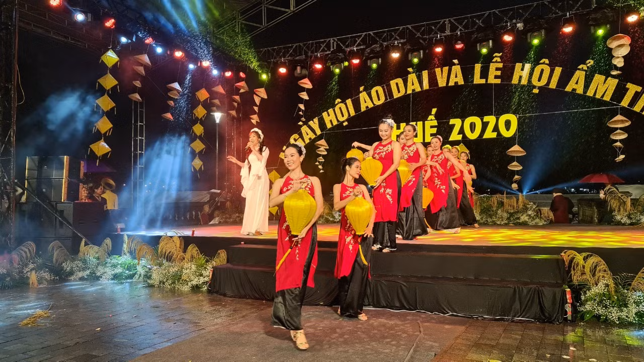 Mãn nhãn ‘đại tiệc’ áo dài lớn nhất từ trước tới nay bên dòng sông Hương thơ mộng ảnh 2
