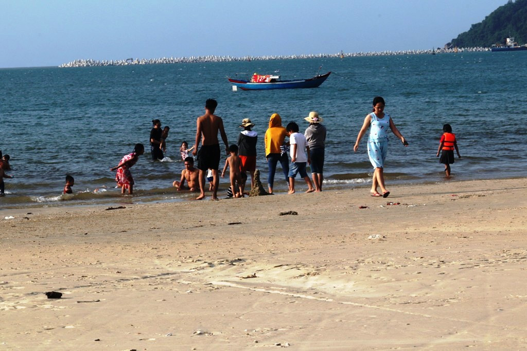 TT-Huế: Hàng nghìn người 'xé rào' tắm biển dịp cuối tuần, nghỉ lễ ảnh 13