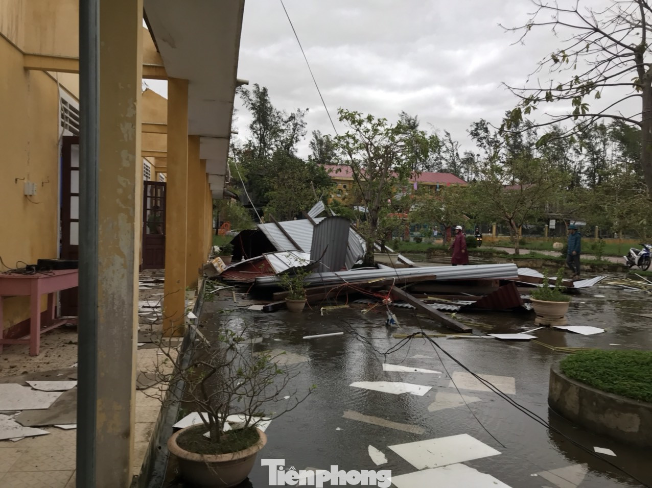 Xót xa nhìn trường học tại TT-Huế bị 'cuồng phong' số 13 thổi bay nóc ảnh 2