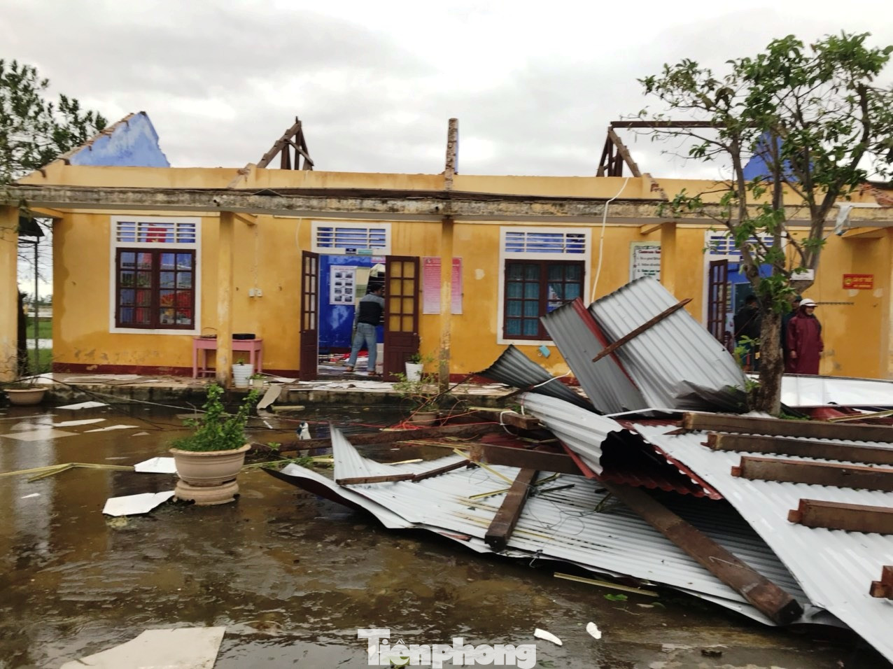 Xót xa nhìn trường học tại TT-Huế bị 'cuồng phong' số 13 thổi bay nóc ảnh 6