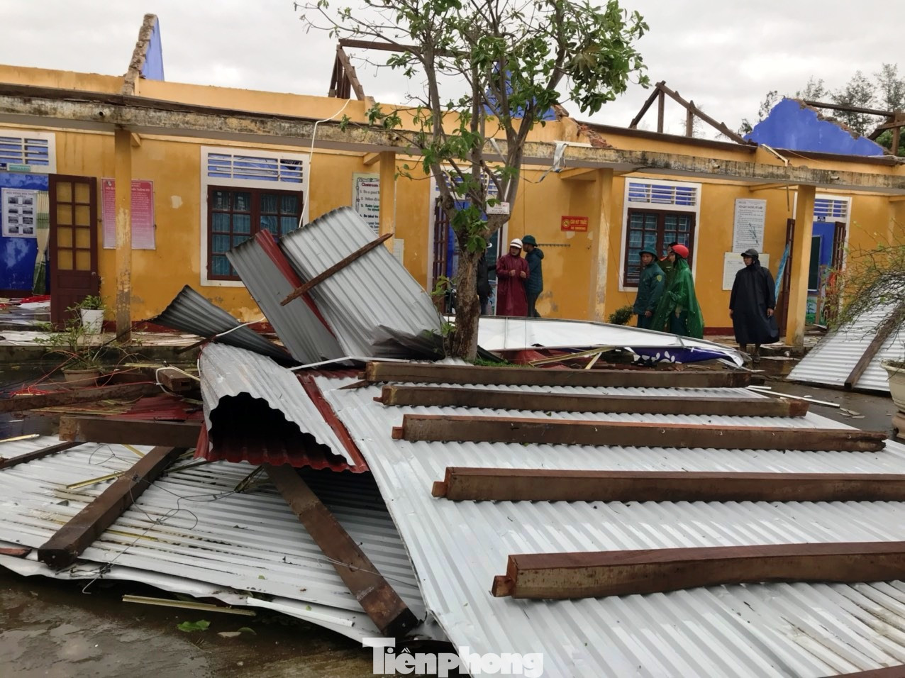 Xót xa nhìn trường học tại TT-Huế bị 'cuồng phong' số 13 thổi bay nóc ảnh 4