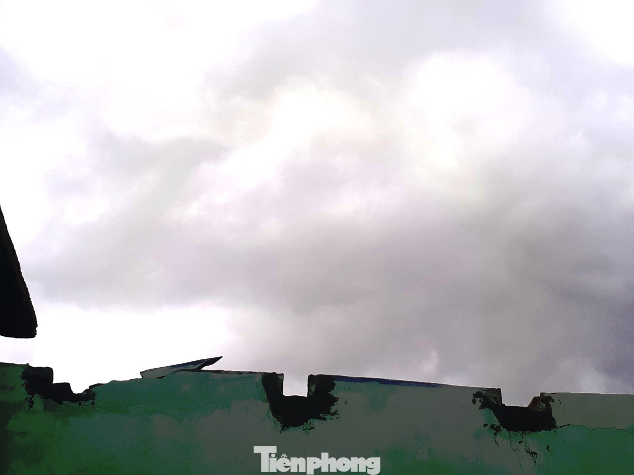 Xót xa nhìn trường học tại TT-Huế bị 'cuồng phong' số 13 thổi bay nóc ảnh 3