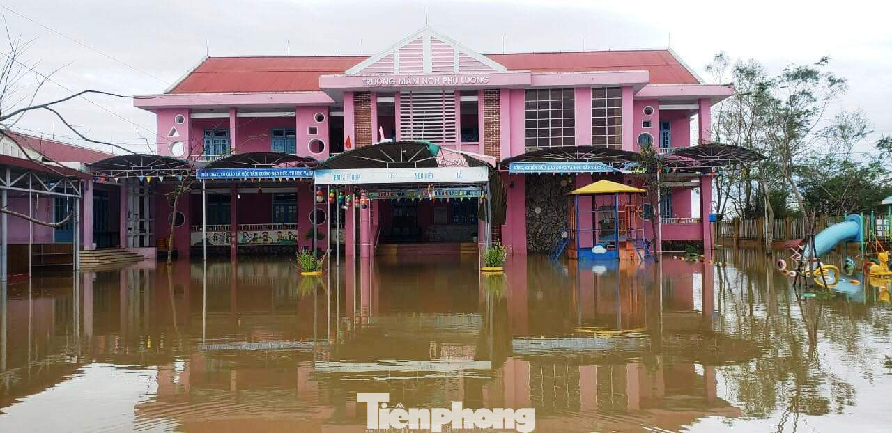 Xót xa nhìn trường học tại TT-Huế bị 'cuồng phong' số 13 thổi bay nóc ảnh 9