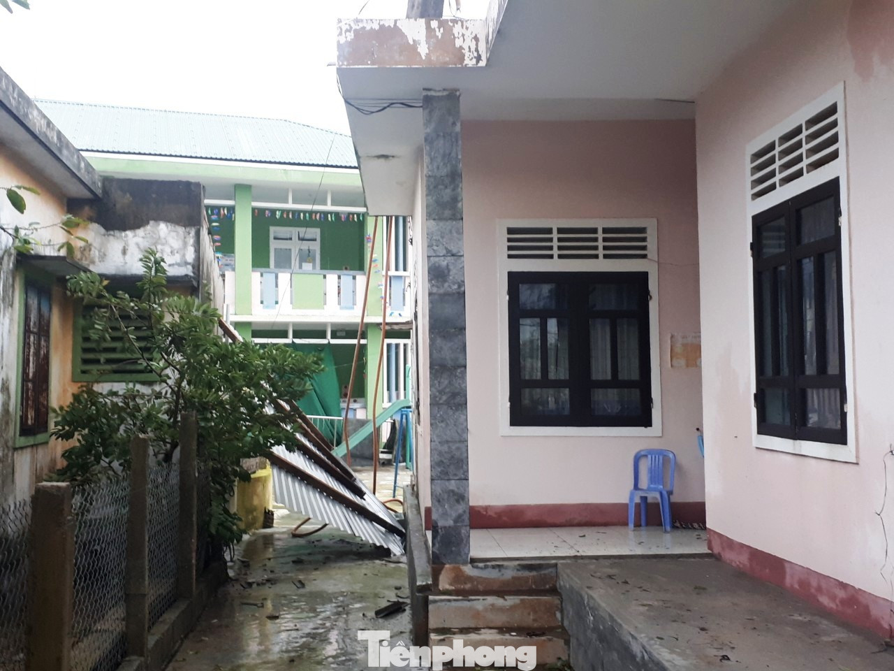 Xót xa nhìn trường học tại TT-Huế bị 'cuồng phong' số 13 thổi bay nóc ảnh 19
