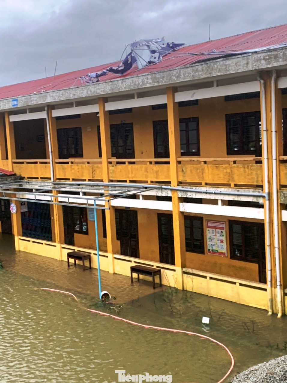 Xót xa nhìn trường học tại TT-Huế bị 'cuồng phong' số 13 thổi bay nóc ảnh 18