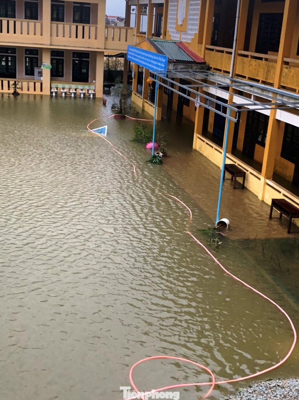 Xót xa nhìn trường học tại TT-Huế bị 'cuồng phong' số 13 thổi bay nóc ảnh 21