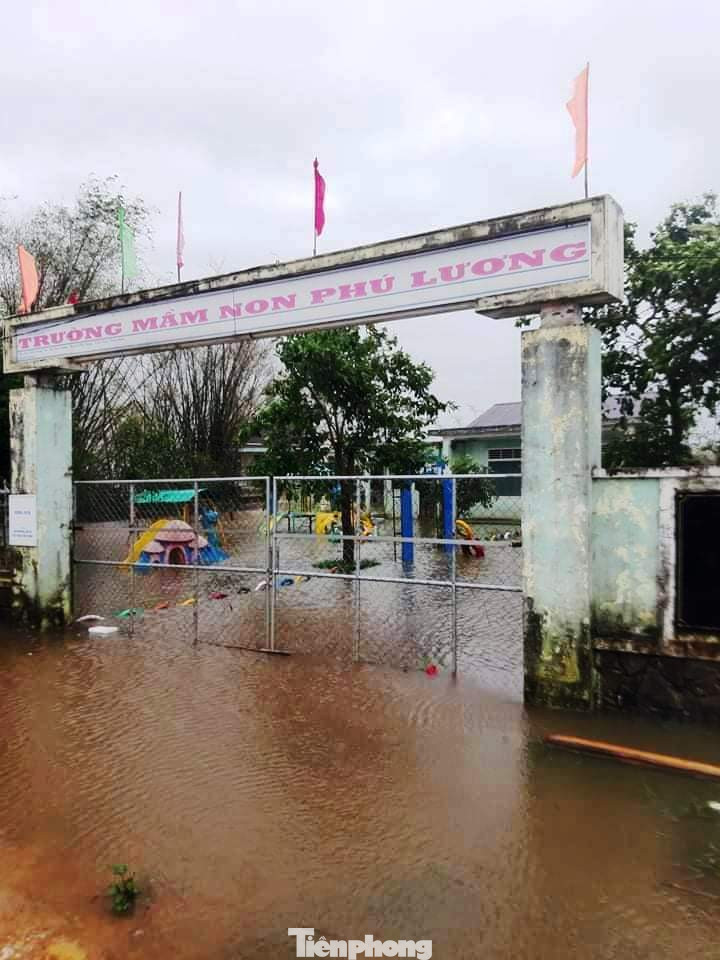 Xót xa nhìn trường học tại TT-Huế bị 'cuồng phong' số 13 thổi bay nóc ảnh 16