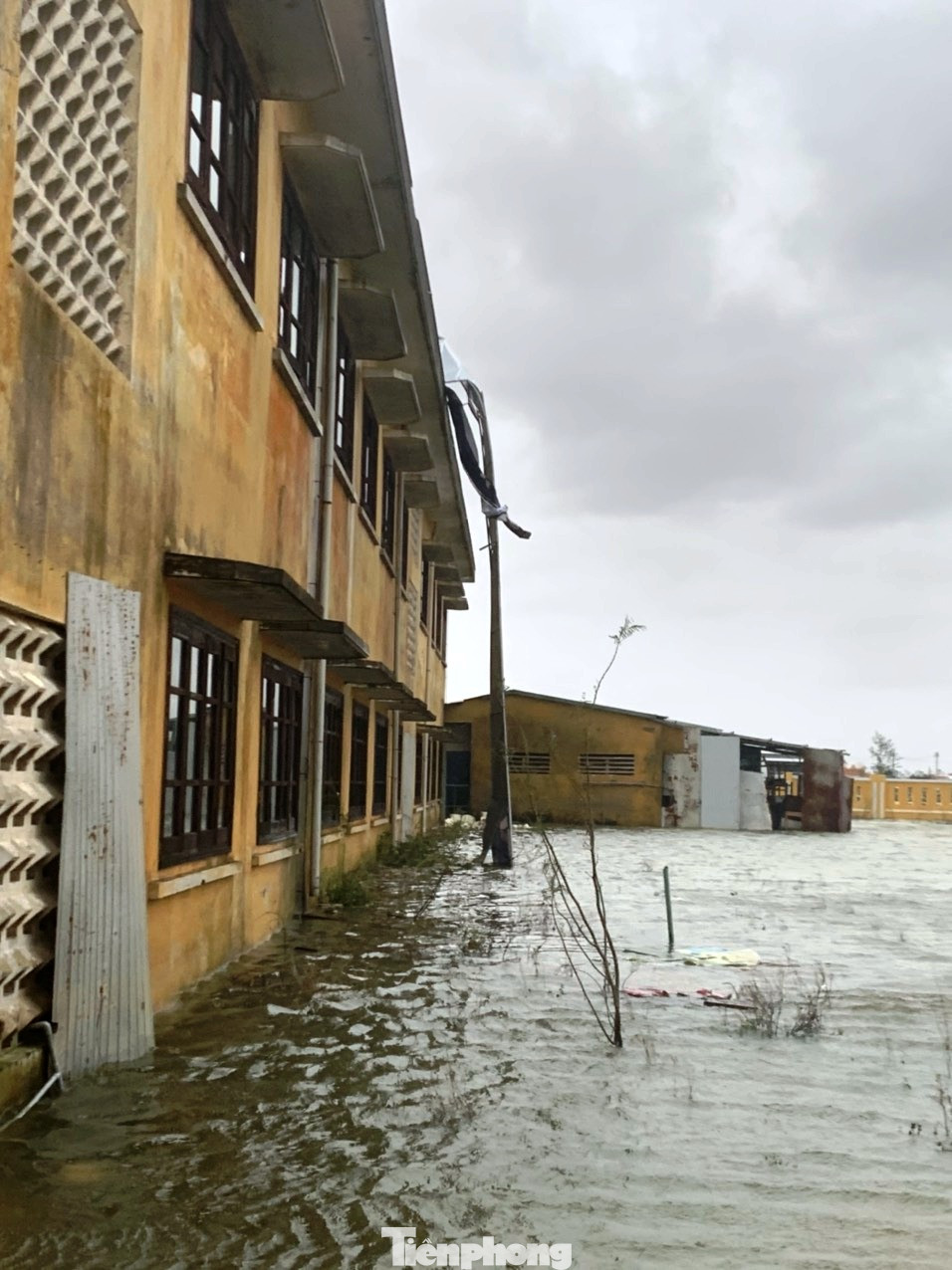 Xót xa nhìn trường học tại TT-Huế bị 'cuồng phong' số 13 thổi bay nóc ảnh 8