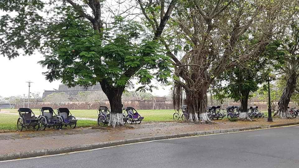 Cầu Trường Tiền hết kẹt xe, ga Huế vắng lặng ngay ngày đầu 'cách ly xã hội' ảnh 15