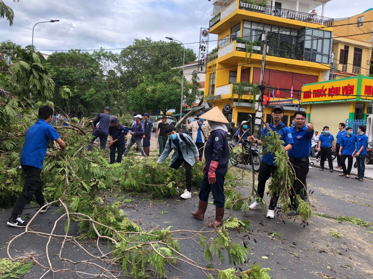 Gần 1.500 ĐVTN Huế miệt mài ‘giải cứu’ đường phố tắc nghẽn sau bão ảnh 12