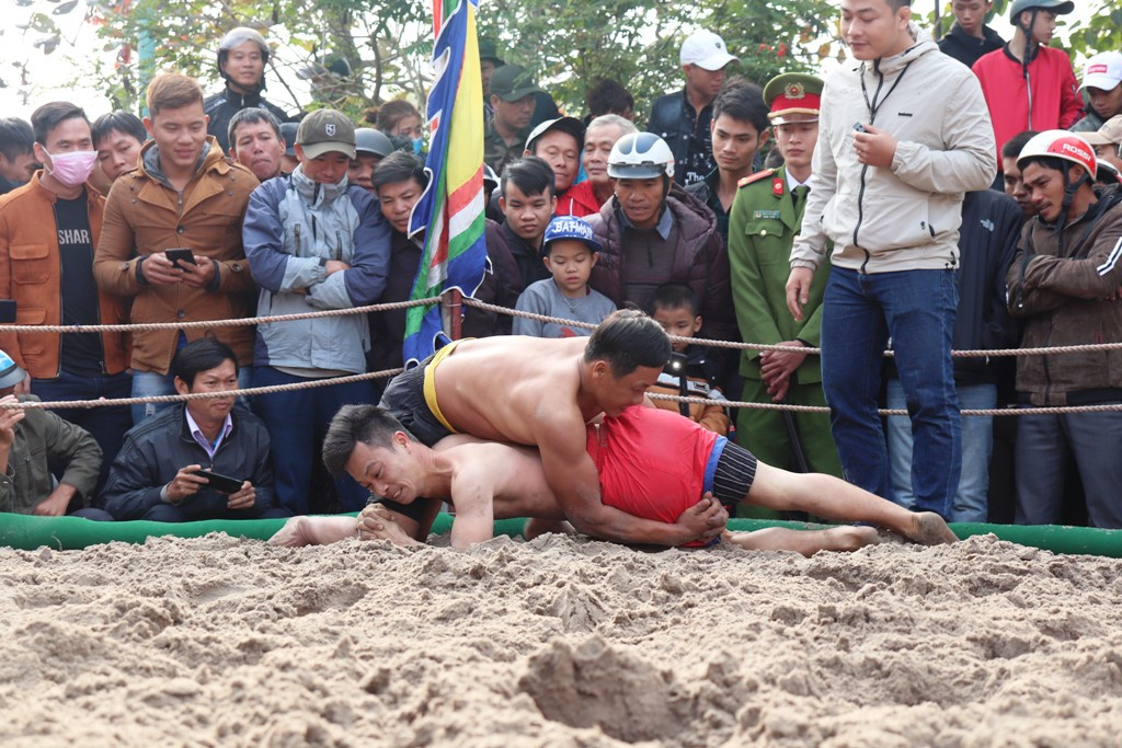 Gay cấn những màn so tài sới vật đầu Xuân xứ Huế ảnh 5