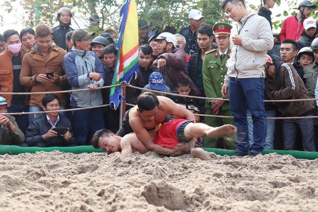 Gay cấn những màn so tài sới vật đầu Xuân xứ Huế ảnh 6