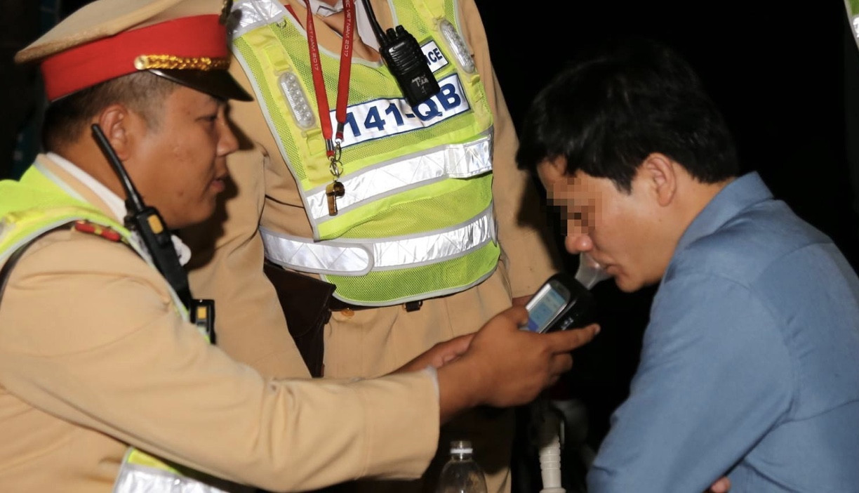 Phạt phó phòng giáo dục 35 triệu, tước bằng lái 23 tháng ảnh 2