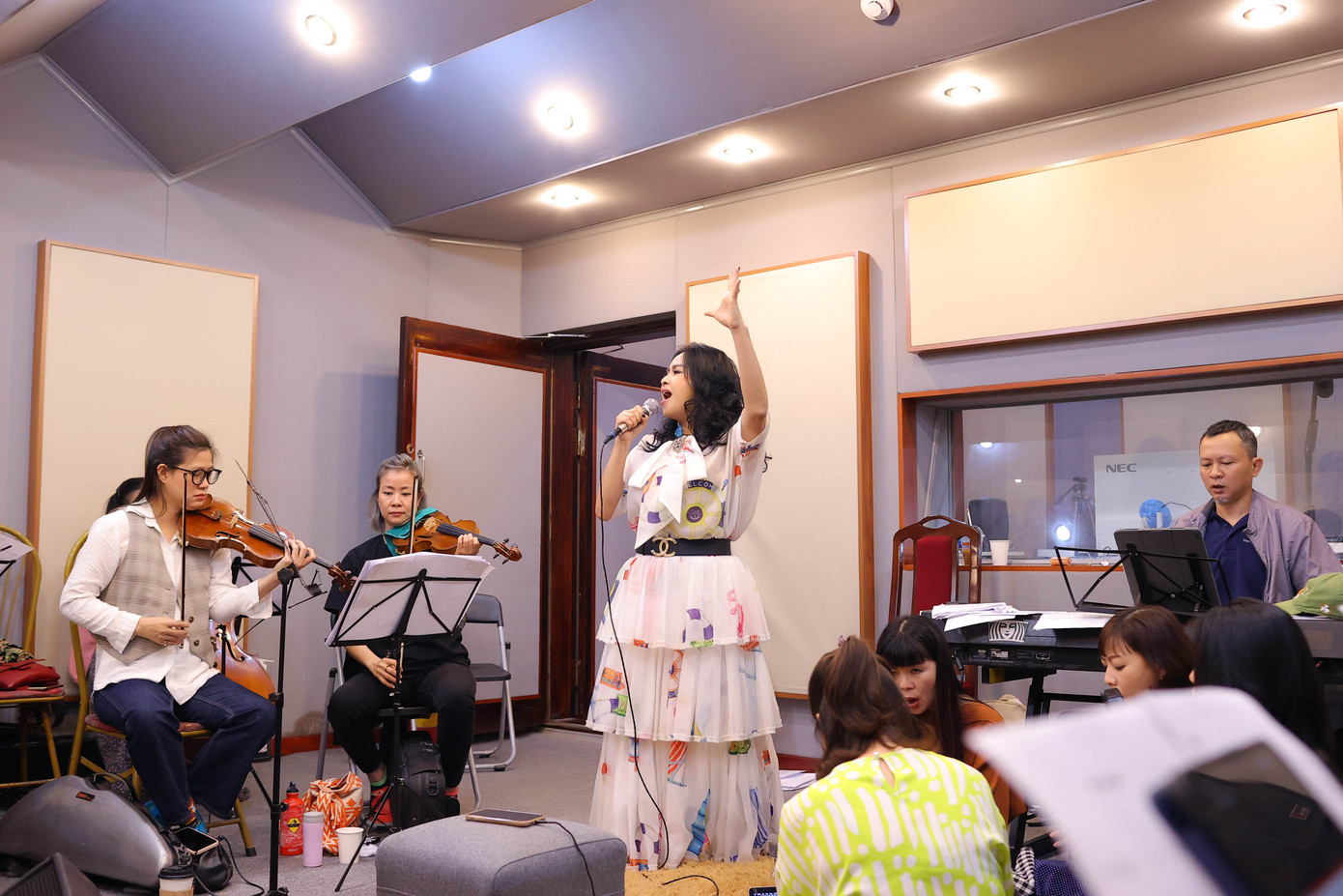 Thanh Lam và các con hát tri ân y bác sĩ ảnh 2