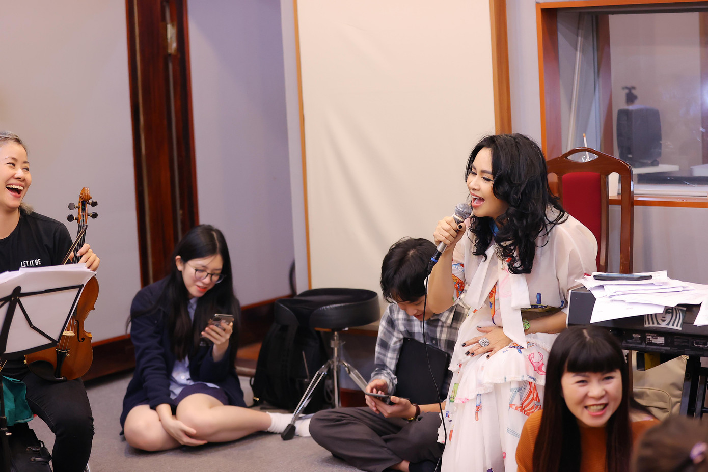 Thanh Lam và các con hát tri ân y bác sĩ ảnh 1