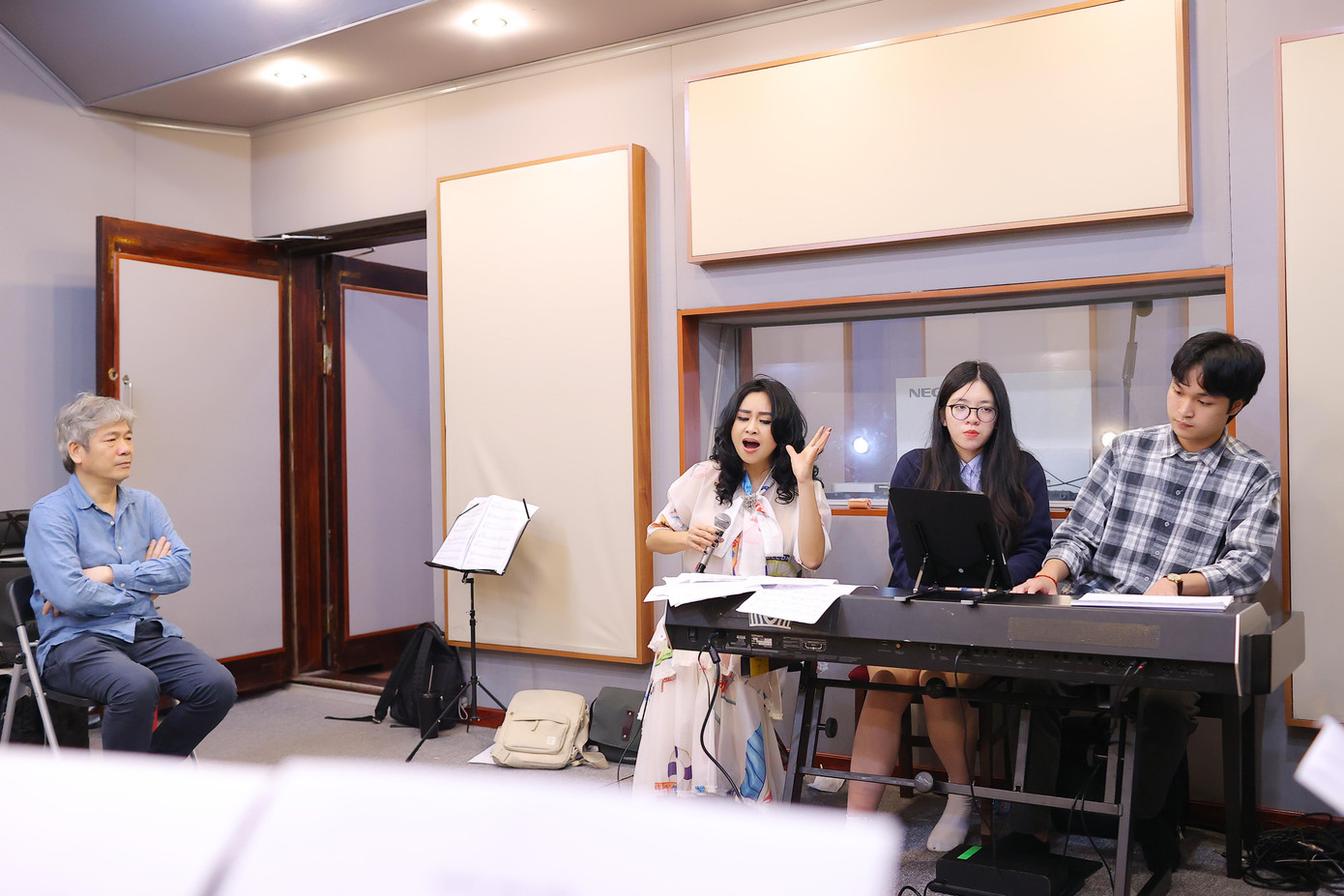 Thanh Lam và các con hát tri ân y bác sĩ ảnh 3