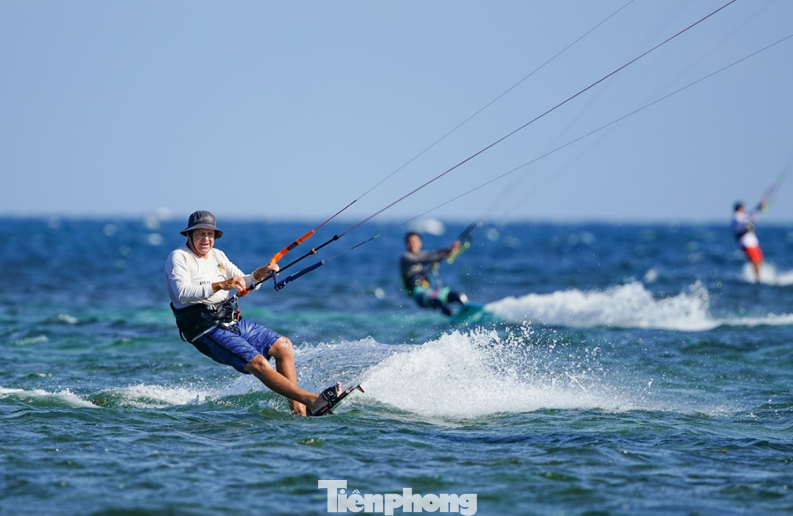 Hàng trăm vận động viên quốc tế thi lướt ván diều trên biển Ninh Chữ ảnh 2