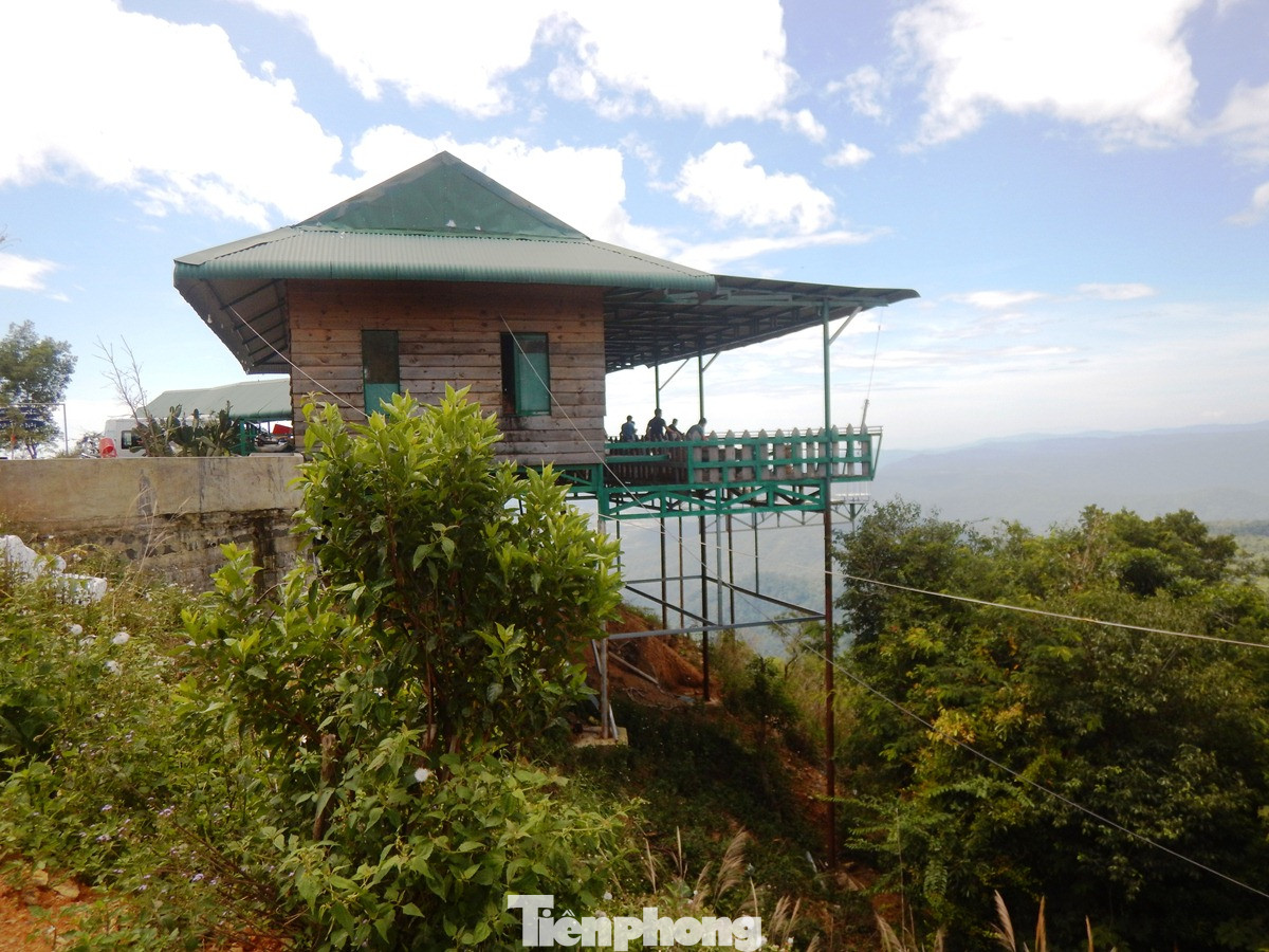 Đua nhau lấn chiếm hành lang quốc lộ xây trạm dừng chân trái phép ảnh 2