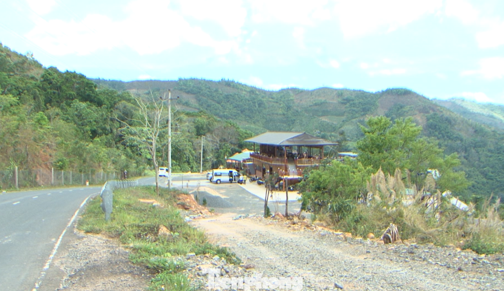 Đua nhau lấn chiếm hành lang quốc lộ xây trạm dừng chân trái phép ảnh 1