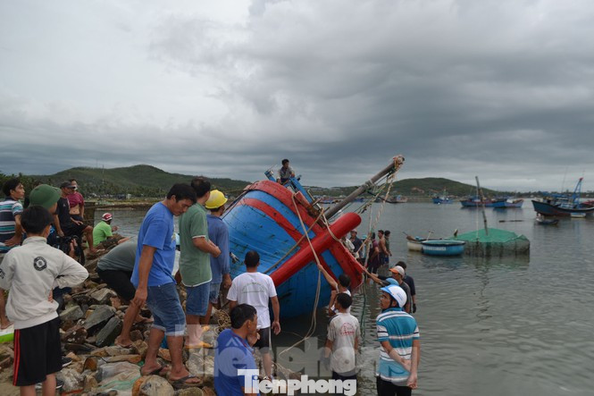 Tàu cá bị sóng đánh chìm trên biển Phú Yên, 2 người mất tích ảnh 1