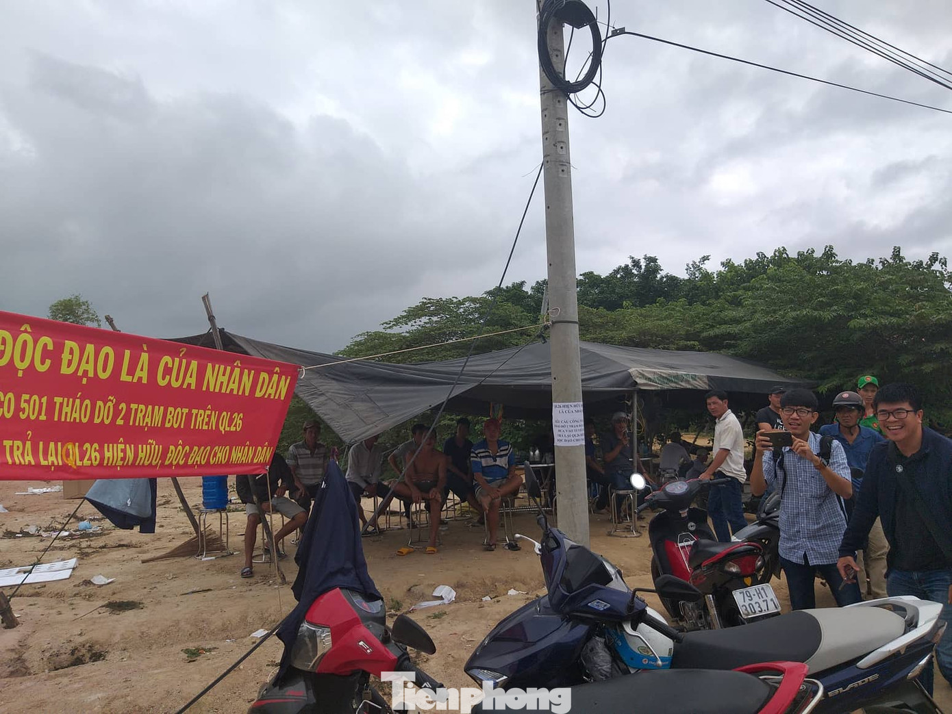 Ngày đầu thu phí, hai trạm BOT Quốc lộ 26 bị dân vây kín ảnh 1