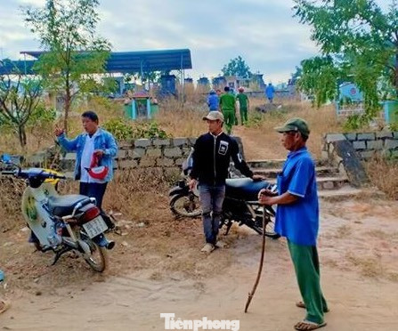 Đi thăm mộ, tá hỏa phát hiện thi thể đang phân hủy ảnh 1