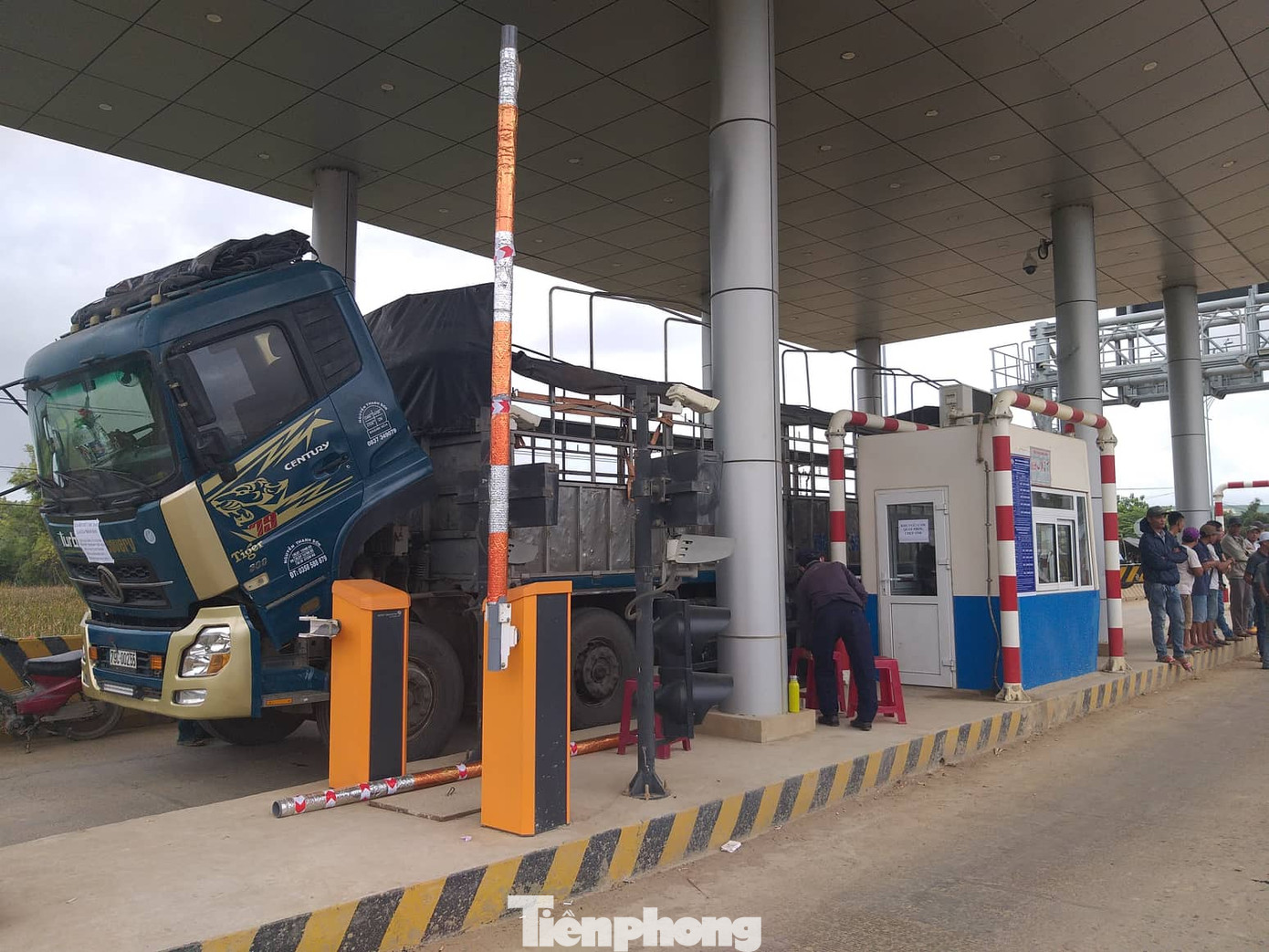 Ngày đầu thu phí, hai trạm BOT Quốc lộ 26 bị dân vây kín ảnh 3