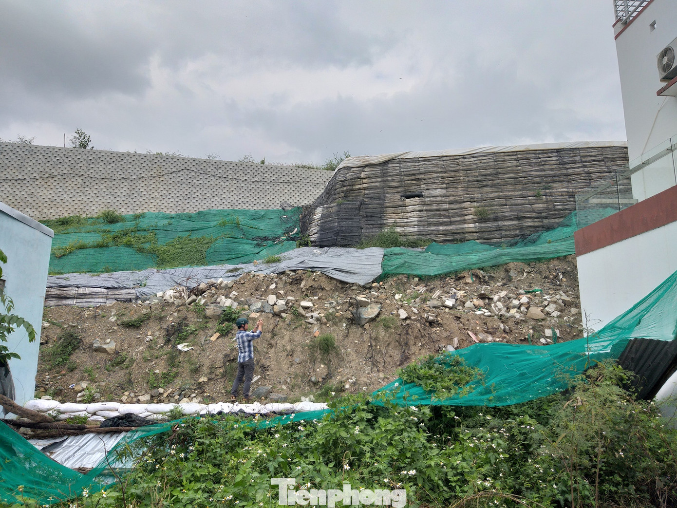 Nha Trang tháo dỡ 'tường thành' khổng lồ, mưa nước chảy ồ ạt vào nhà dân ảnh 2