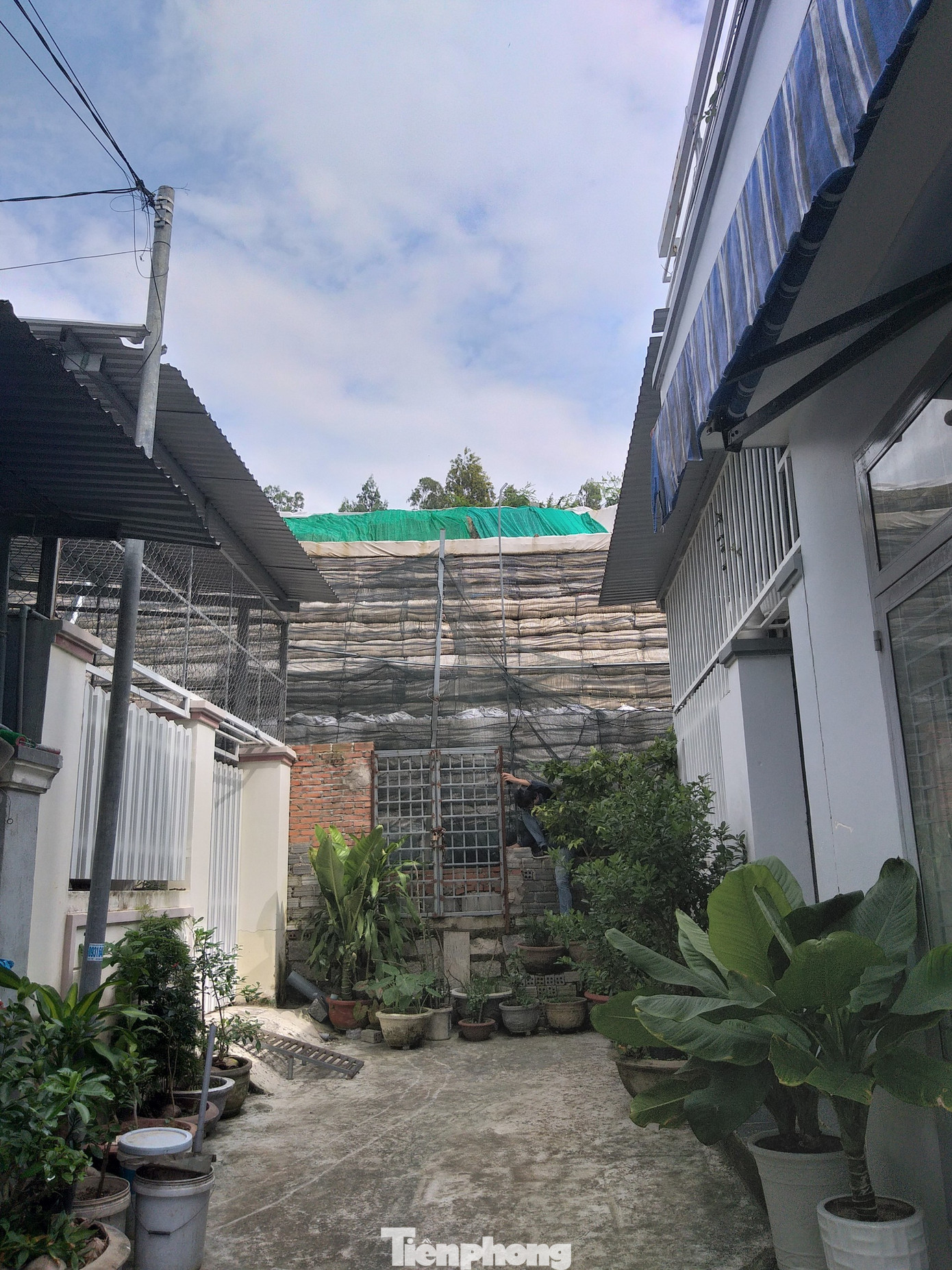 Nha Trang tháo dỡ 'tường thành' khổng lồ, mưa nước chảy ồ ạt vào nhà dân ảnh 3