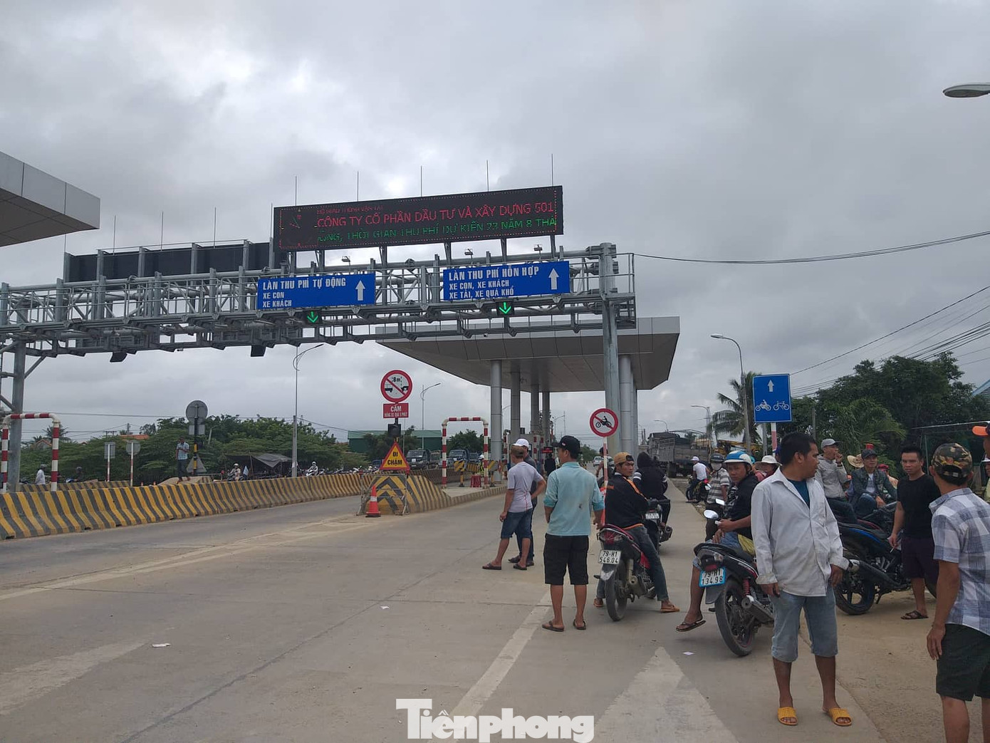 Ngày đầu thu phí, hai trạm BOT Quốc lộ 26 bị dân vây kín ảnh 2